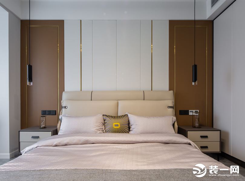 木色，白色和金色条线搭配的墙面让主卧更加惬意。床和床头柜的布置也最大限度地契合了户型，显得自然协调。