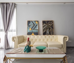 沙发背景墙以简单的纯色，配以抽象艺术的壁画，让空间不乏优雅与时尚的品格。 金色元素提亮局部，释放出轻