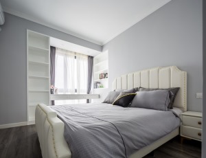 次卧，白色的床头搭配背景墙灰色简单而不乏味。 一整排定制柜的设计，让生活更加井然有序，轻松舒适。窗户