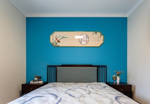 卧室的床与床头柜均采用红实木材质，使格局更加的统一协调，床头柜放置花瓶点缀