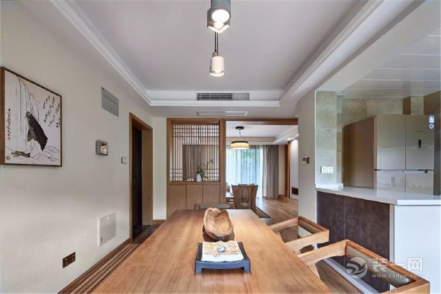 这套135平米的房子，整体以简约休闲的日式风格装修，通过安静自然的空间格调搭配，在原木与极简的交融，