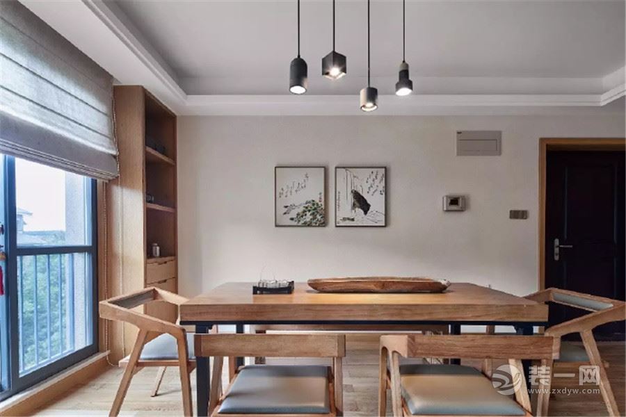 这套135平米的房子，整体以简约休闲的日式风格装修，通过安静自然的空间格调搭配，在原木与极简的交融，