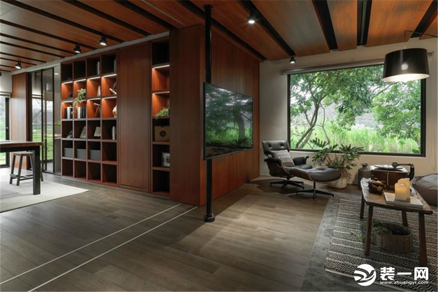 运用不同颜色的木质材质打造温润层次，刻意打通的大空间贯穿客厅、书房和餐厅，使得亲友可以毫无阻隔的随意