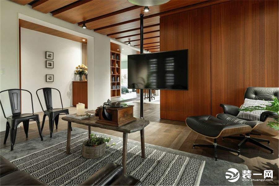 运用不同颜色的木质材质打造温润层次，刻意打通的大空间贯穿客厅、书房和餐厅