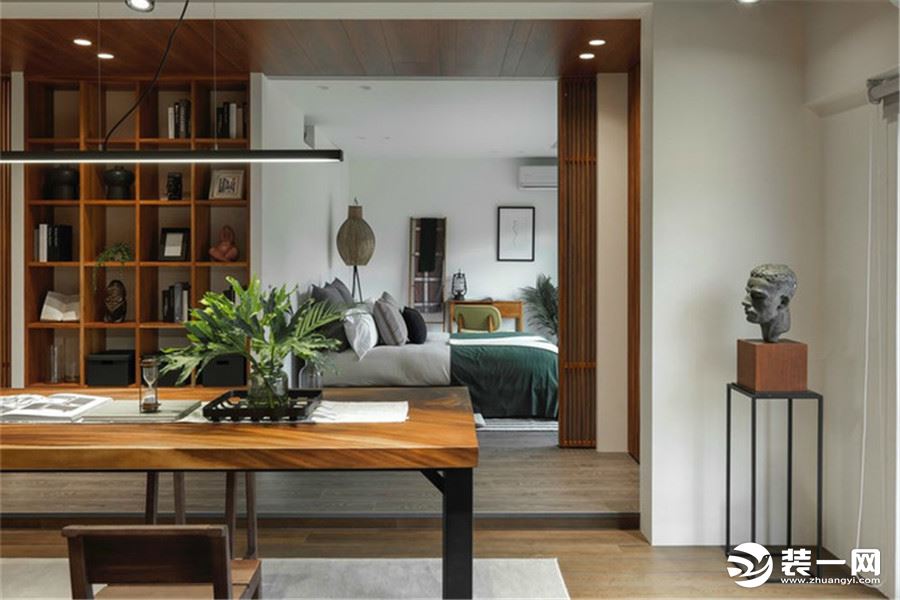 运用不同颜色的木质材质打造温润层次，刻意打通的大空间贯穿客厅、书房和餐厅