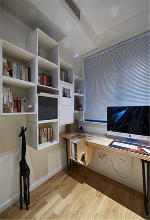 书房也是浅色的的布局加上空间的合理应用再加上小家具的点缀