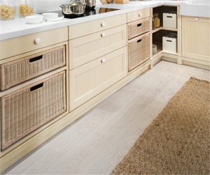 想要讓廚房空間顯得清涼，白色是必不可少的色調。白色的空間搭配原木色，兩種色調各占50%的組合，讓廚房