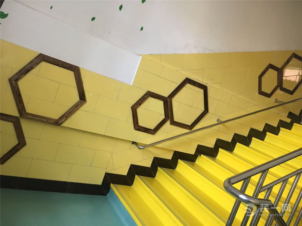 墙体彩色，几何形图案配合楼梯颜色