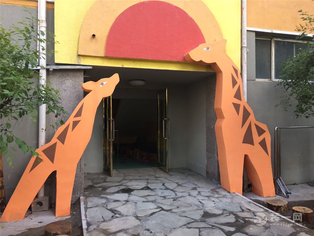 门口设计，两头鹿的造型。
