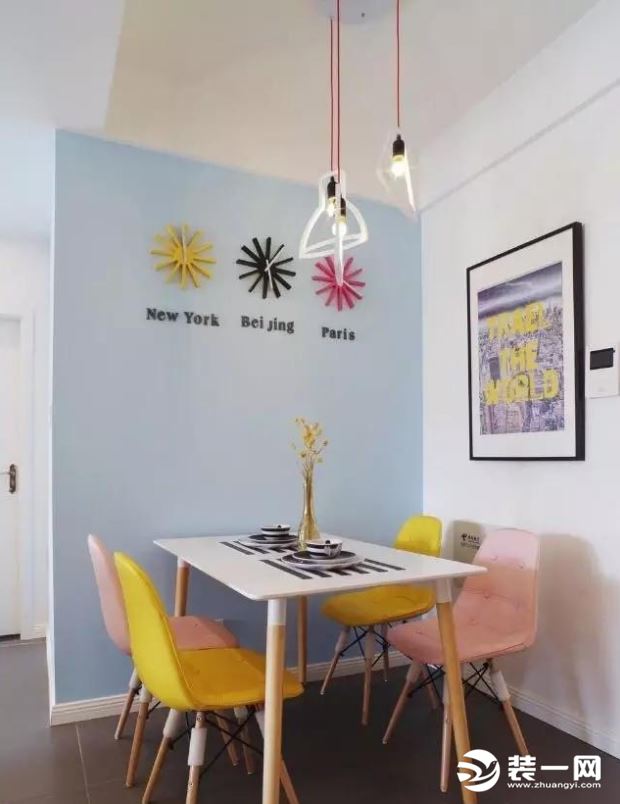 墙上的是三个时区做成的时钟组合，增加了趣味性。凳子还是黄与粉的搭配，使整个空间的色彩不会乱掉。