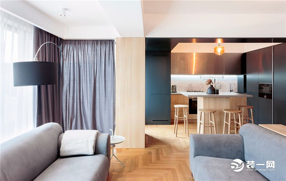 灰色布艺沙发搭配原木色地板，使空间更柔和