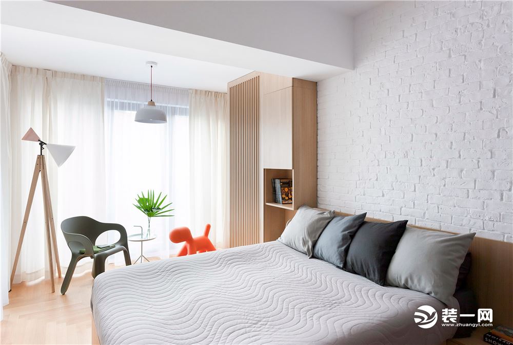 卧室以白色为基色搭配原木色家具，静谧又优雅