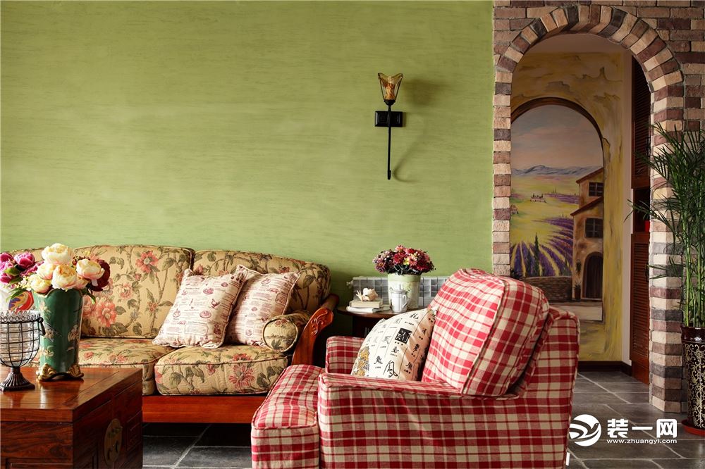 客餐厅墙面以淡绿色的涂料为主，使空间看起来非常的干净明亮，富有生机