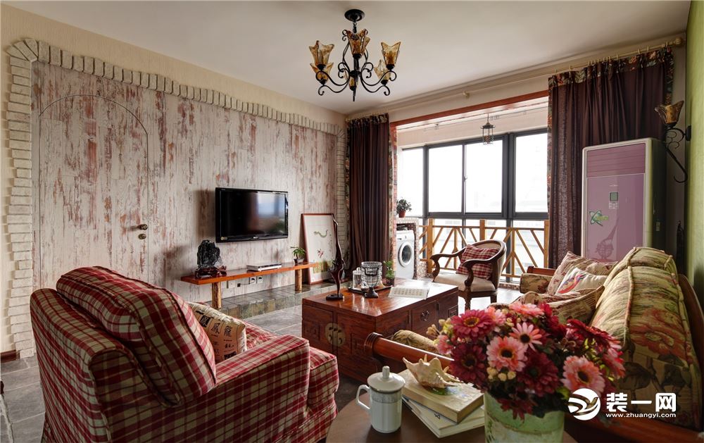 沙发用米黄色碎花与红色条纹的搭配，既温馨时尚又楚楚大方。