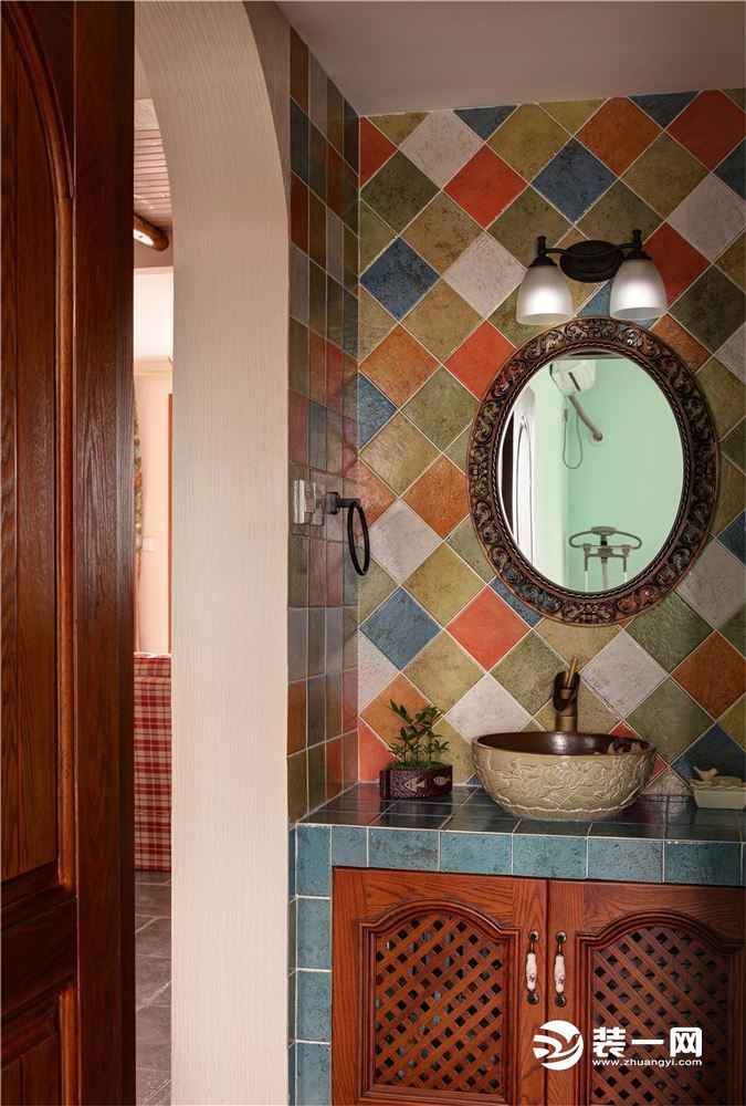 深色浴室柜搭配彩色墙砖，地中海风格更加立体
