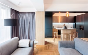 灰色布艺沙发搭配原木色地板，使空间更柔和