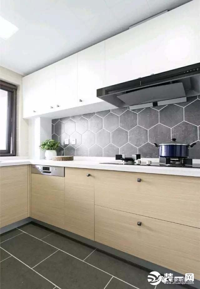 ▲简洁明快的厨房空间，打理、收纳、使用是最为核心的几大构成元素