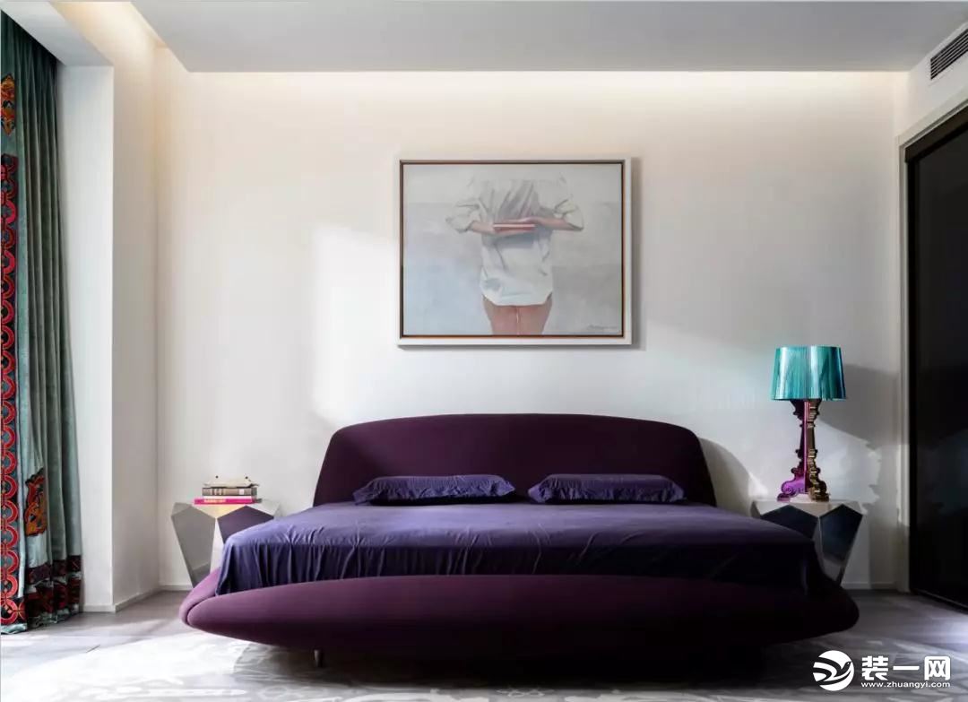 主卧设计师以深紫色的床品作为空间的主色调，将空间的氛围沉静下来，成为休憩的一隅，其他色调一以贯之，看