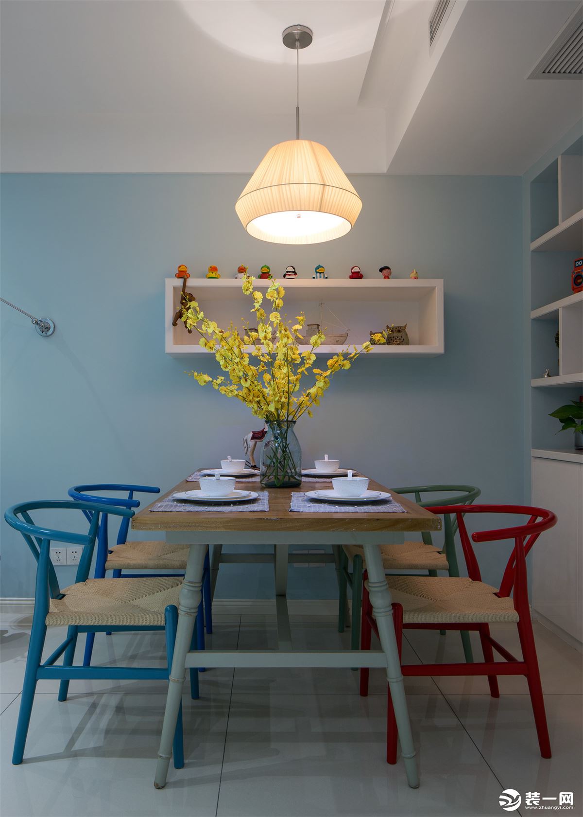 木质的餐桌搭配彩色的椅子，加上灯光的点缀，超暖~