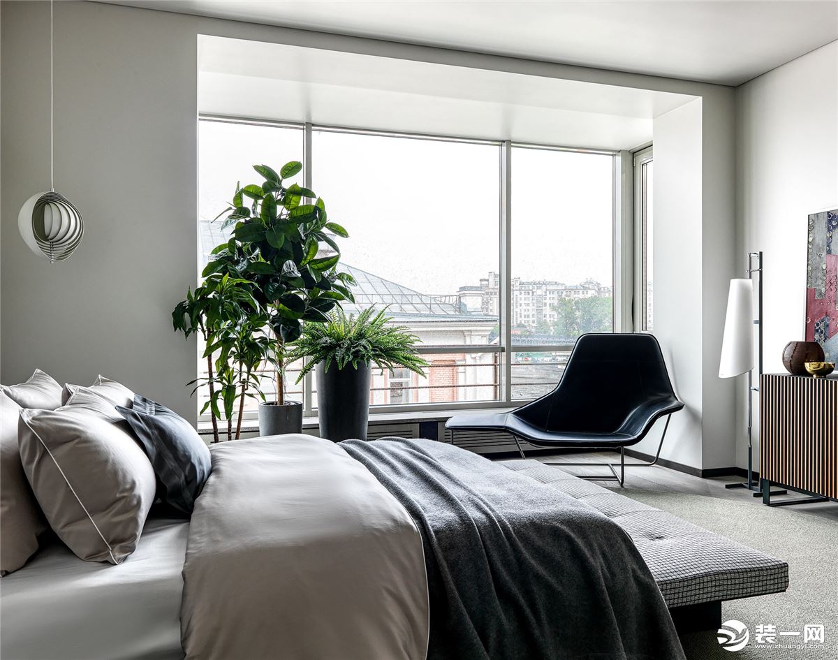卧室，以白色为基础色，舒适蓬松的床饰看着就感觉到浓浓的睡意。