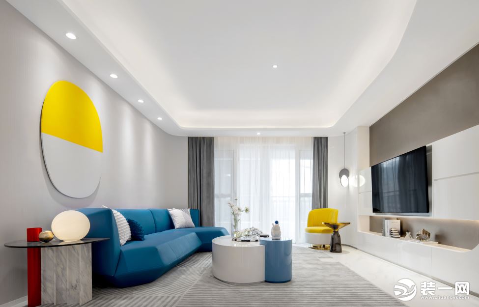 客厅以白色作为基础色调，蓝色与黄色的亮眼，在空间里展现不一样的，时尚感。