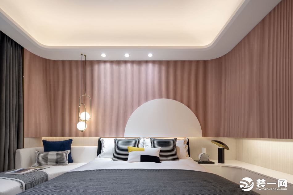 卧室以浅粉色作为背景色，清新的搭配感受舒适的睡眠环境。
