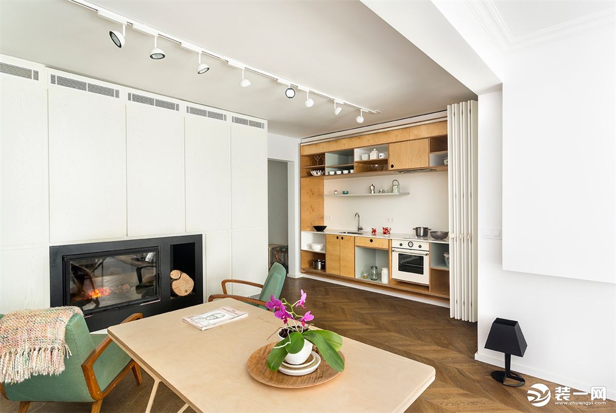 客厅左侧的餐厅的设计，木元素的添加，壁炉的设计，感受温暖与舒适，