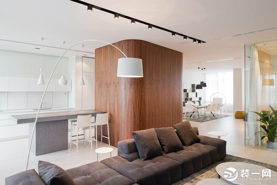 本案例以现代简约风格为主，以明亮大方的空间，布置上实用舒适的家具，营造出一种干净整洁的氛围
