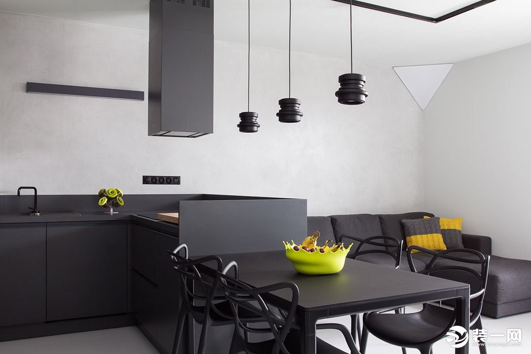 厨餐厅以黑色为主色，开放式的厨房布局，L型的搭配，不是很大的面积，但却五脏俱全。