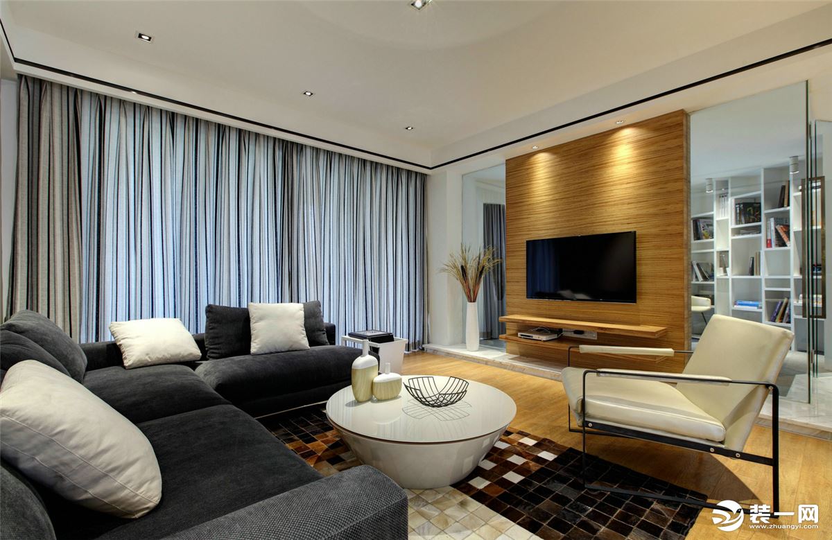 客厅以白色为主色调，纯黑色的布艺搭配，简单的茶几搭配，原木的地板，防滑耐看。