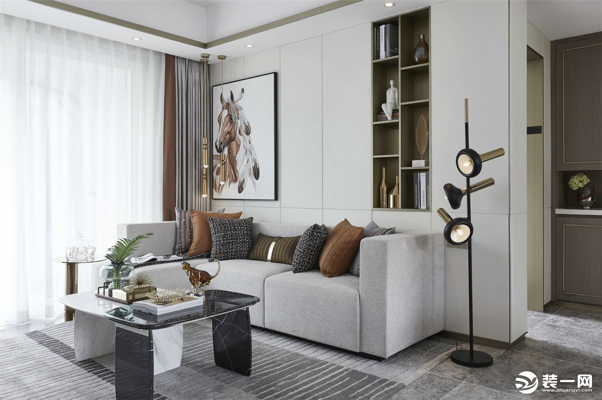客厅布局以浅色为主，皮质沙发，舒适透气性优良，搭配黄铜材质艺术吊灯，时尚优雅。