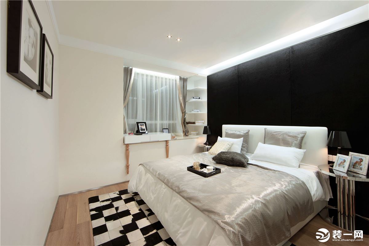 在这个白色和原木色组合的空间里，卧室没有过多的搭配与设计，使得整个空间更为宽敞透亮