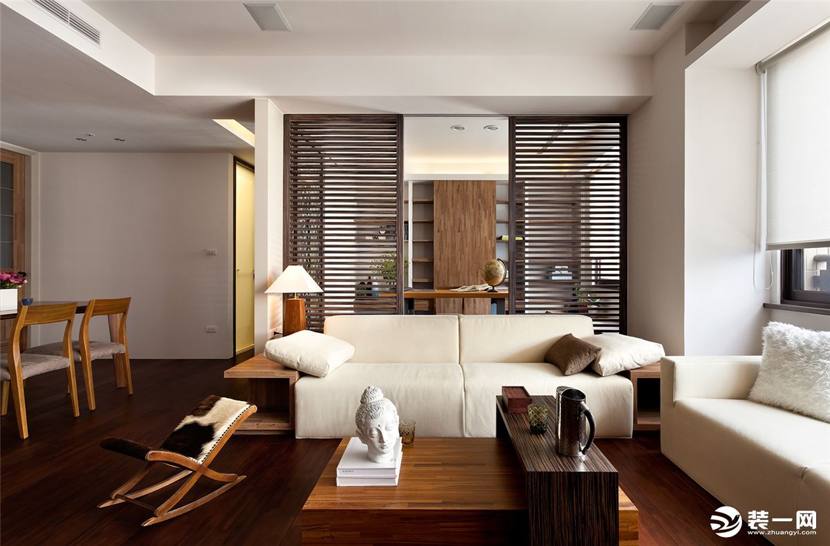 客厅以木质元素为主，台灯，茶几，小板凳都是采用的原木，木质的天然柔和，在空间展现温馨。