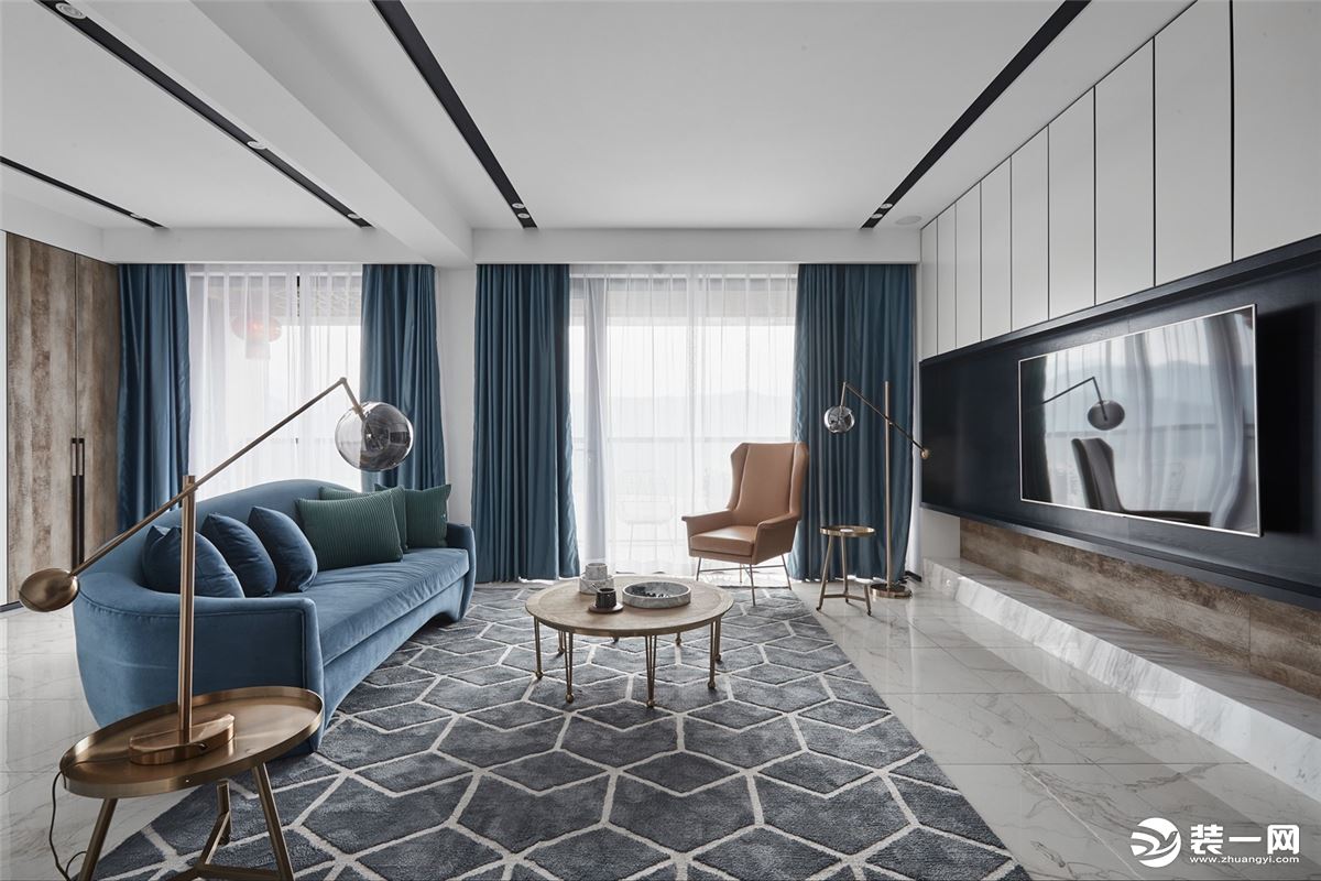 以黑白色搭配蓝色的点缀，蓝色的沙发和窗帘，给人沉静优雅的家居感受。