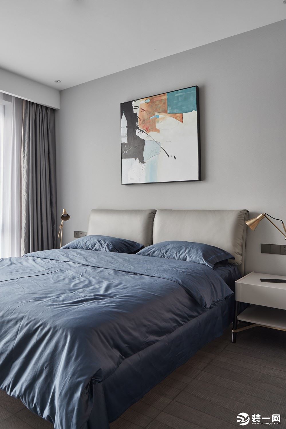 同样的卧室也是以蓝色为点缀，提升空间格调，搭配蓝色床单布置，装扮出一个舒适而又实用的卧室氛围感。