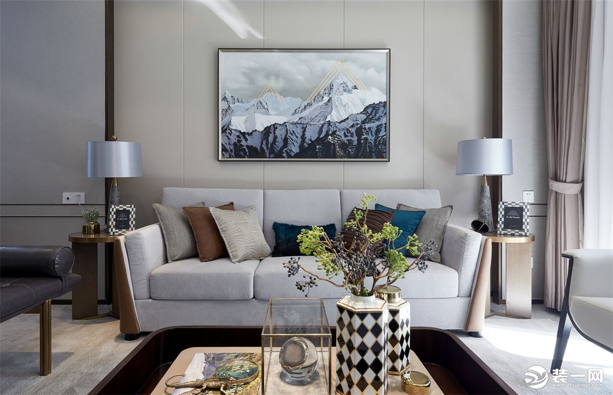 客厅现代简雅的空间，搭配皮沙发与背景墙上的山川画框的展现，也是带来了一个精巧优雅的空间感。