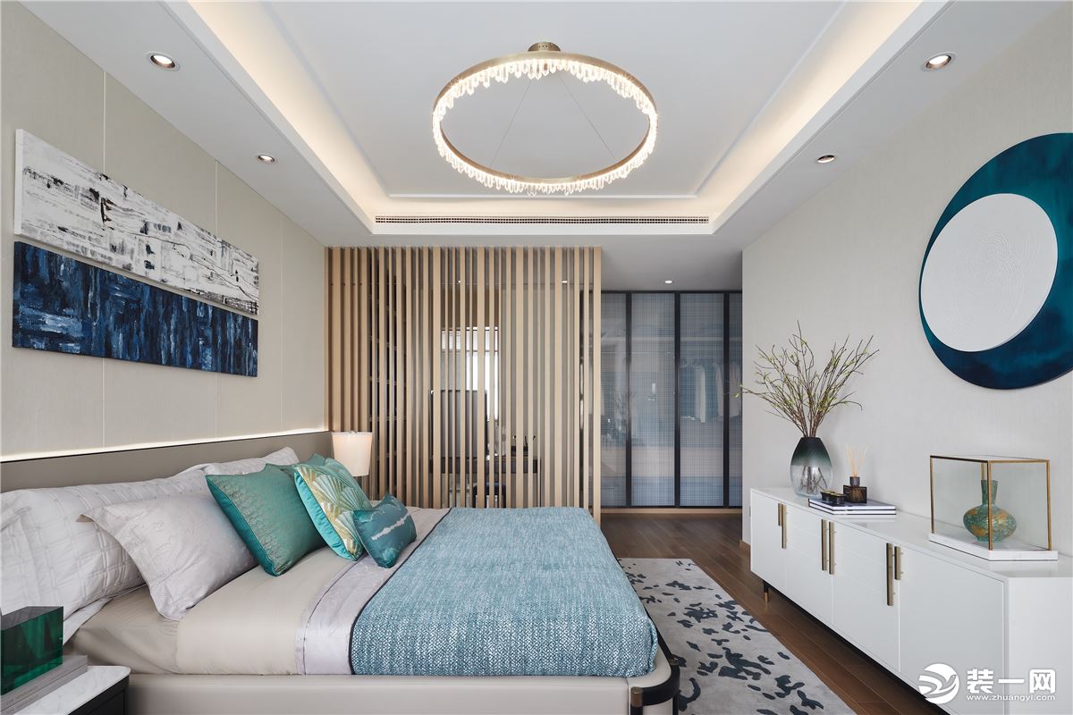 卧室延续着整体的风格设计，米白色与蓝色的搭配，加入灯带的点缀，暖色的灯光，为空间增加睡意。