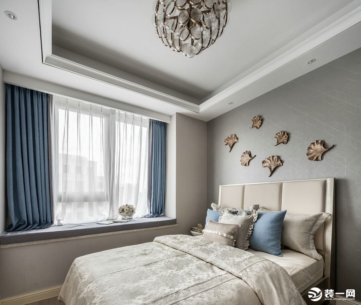 卧室延续整体的风格，金属的配饰点缀空间，飘窗的设计搭配上软垫既可以坐在上面也可以用来摆放装饰。