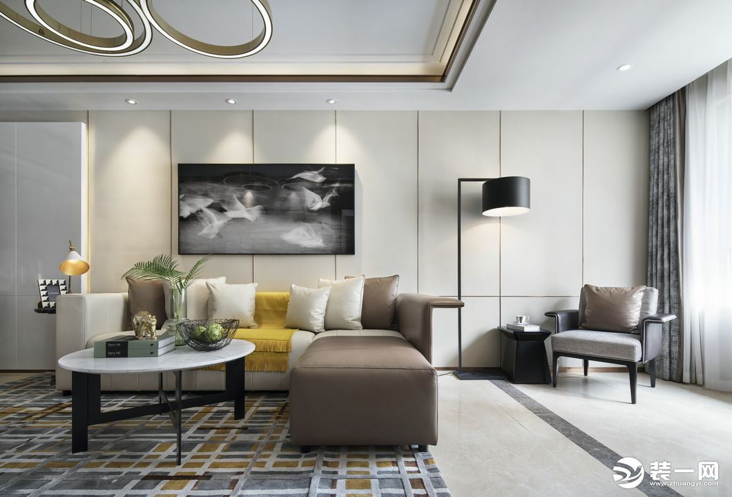 客厅米灰色与木色在空间中相互配合，富有跳跃色彩的黄色点缀空间