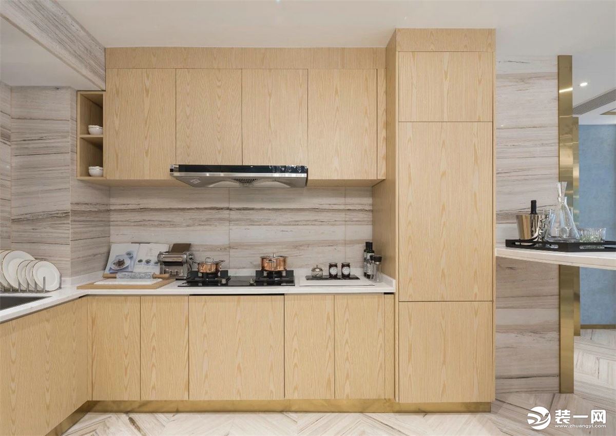 厨房整体在原木色的空间基础，L型的操作台为主人带来了一个方便实用做饭空间。而原木色空间感，也让做饭氛