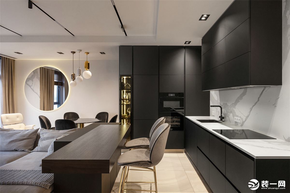 厨房设计在沙发的右侧，一字型的布局，黑白经典色调的搭配，大理石的纹理，时尚而耐看。