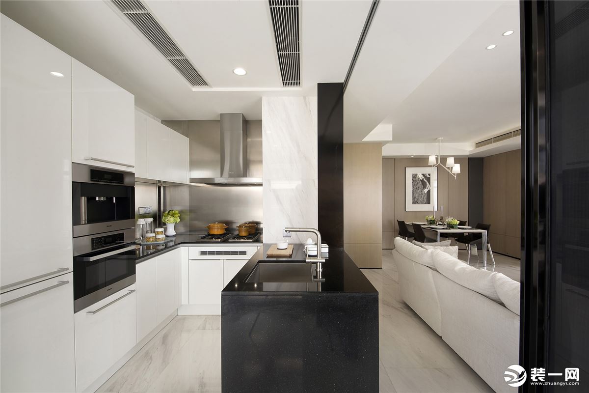 厨房以白色为基础色，L型的布局设计，搭配一个岛台，可以用来放些备用的东西，实用方便。