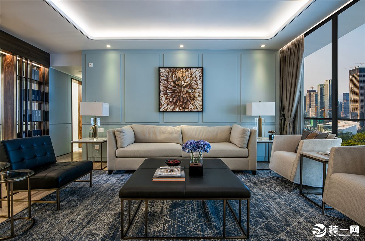 客厅以淡蓝色为背景色，搭配上浮雕的工艺，不一样的品质感，柔软的布艺沙发，带来一丝舒适感。