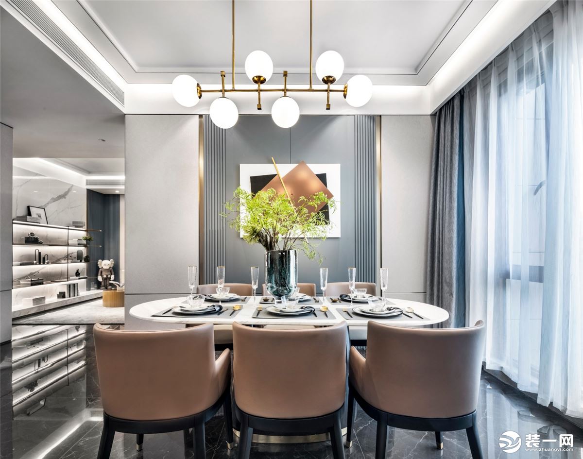 餐厅独立空间，以大理石餐桌搭配皮革靠背椅与金属的点缀，与背景墙和吊灯相互呼应。