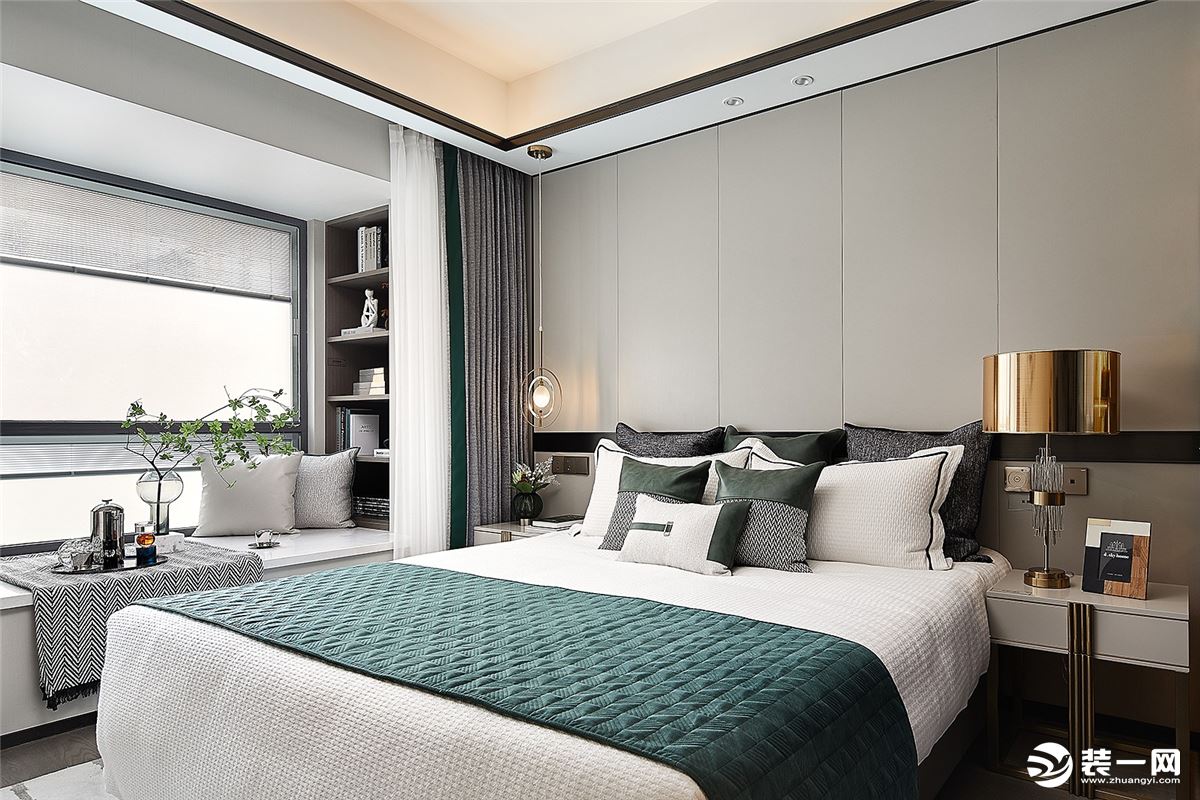 卧室实木地板彰显空间品质，暖灰色皮革与古铜色金属线条以优雅精准的比例结合呈现，使空间感受轻盈明亮。飘