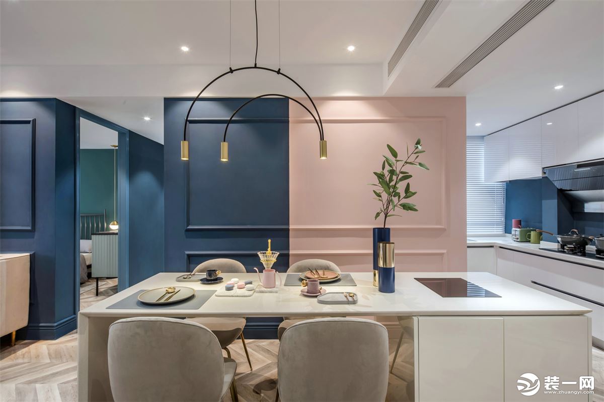 淡蓝、浅灰、淡粉色，从客厅到餐厅以马卡龙的浪漫色彩过渡，带来的是一种优雅与温馨的惬意感。