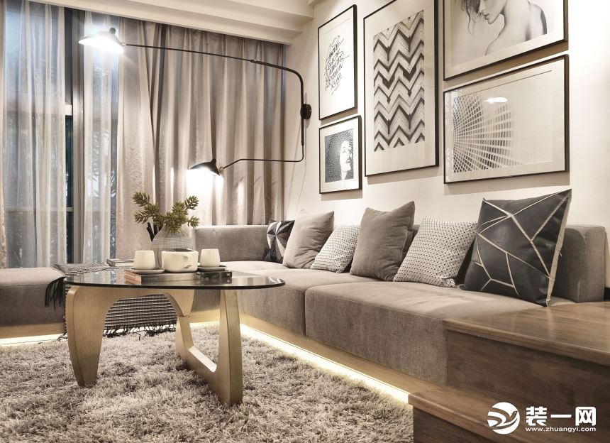 整体以现代简约风格的设计，布艺沙发与浅木色的原木家具布置，带来一种简约舒适的空间氛围