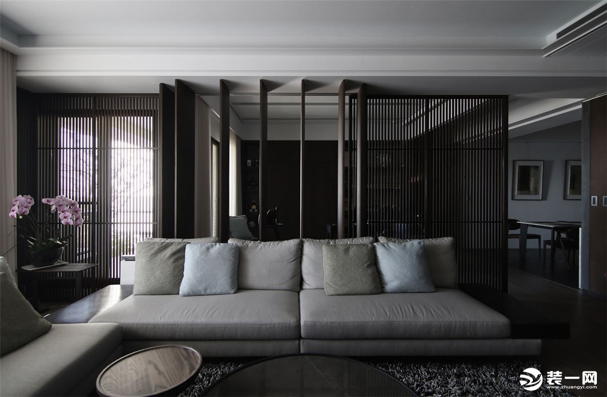沙发摆放在客厅中间，以木质屏风的搭配，整体显得端庄而雅致。