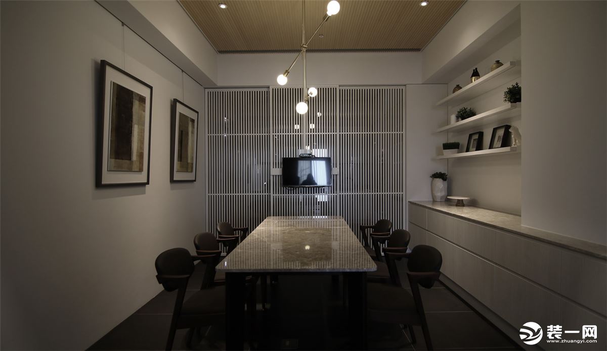 灰色调的家具和厨房用具与白色的墙面形成了有趣的视觉冲突，空间中个性化的设计元素处处可见       