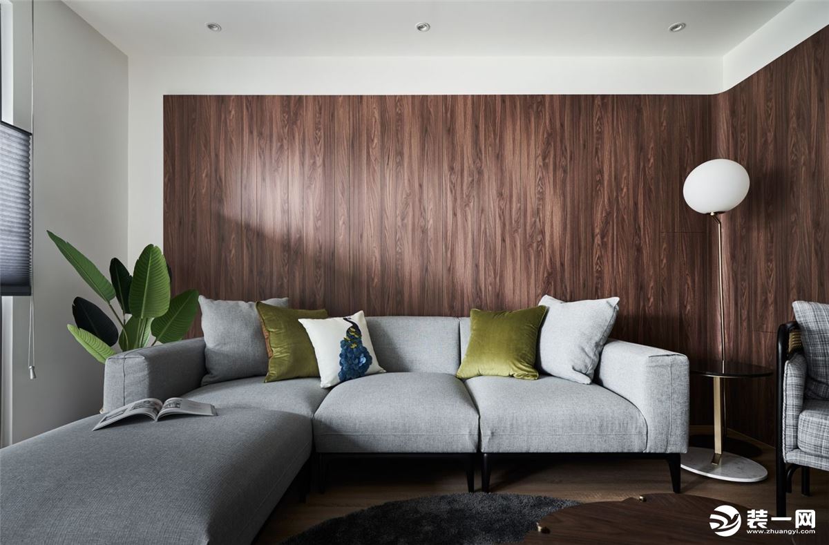 客厅，天然的木色渗入基础的白调中，没有被木饰面板铺满的背景墙，与其他墙面有了更好的衔接，也给整个空间